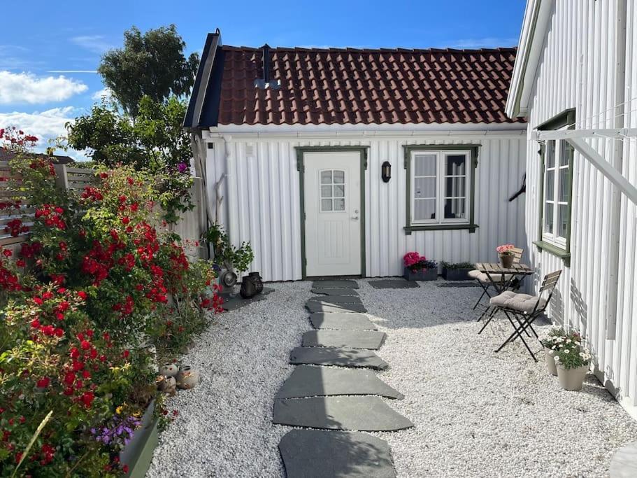 Idyllisk Lite Anneks Med Enestaende Uteplass Larvik Eksteriør billede