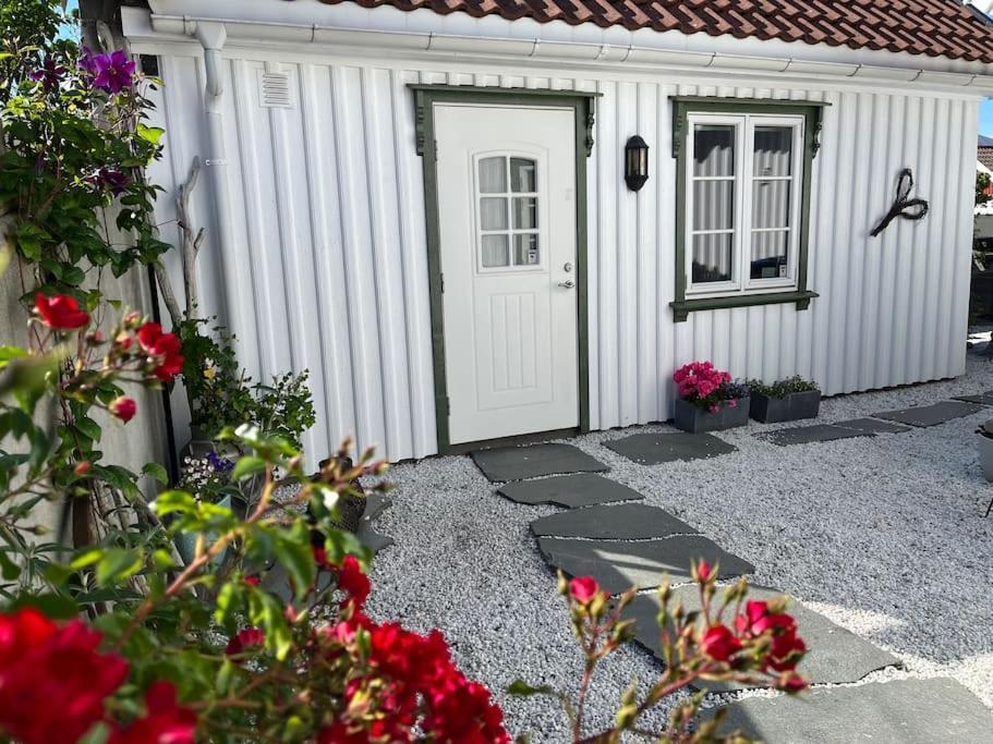 Idyllisk Lite Anneks Med Enestaende Uteplass Larvik Eksteriør billede